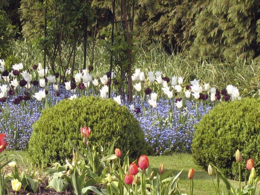 Well-maintained gardens | Bruern Holiday Cottages, Bruern, near Chipping Norton