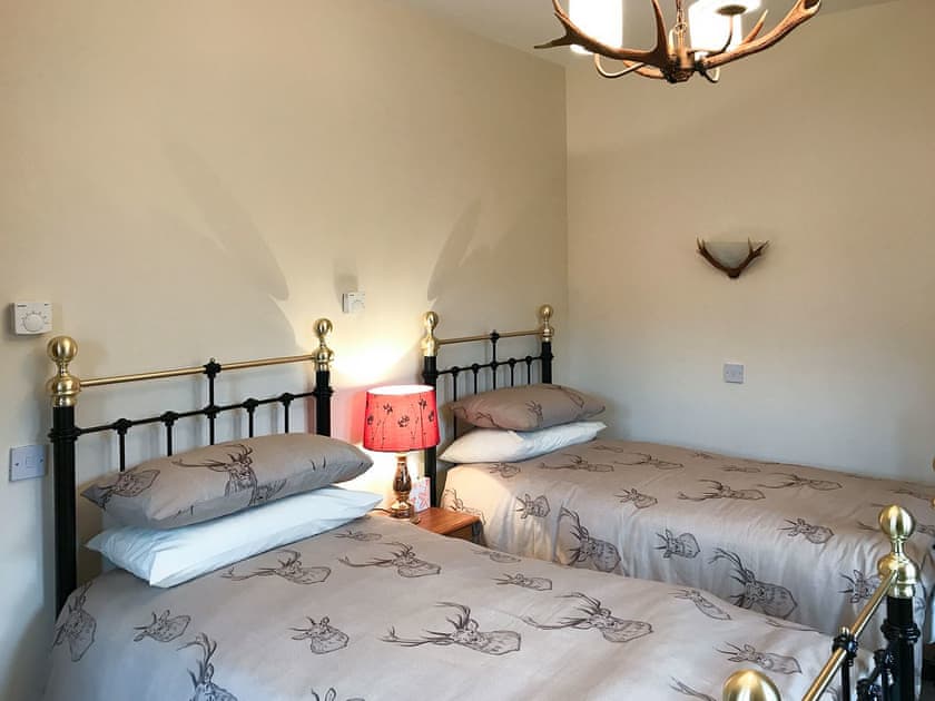 Lovely twin bedded room | Turin Nurin Cottage, Tomatin, near Inverness