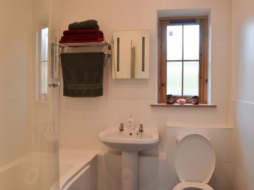 En-suite to the twin bedroom | Turin Nurin Cottage, Tomatin, near Inverness