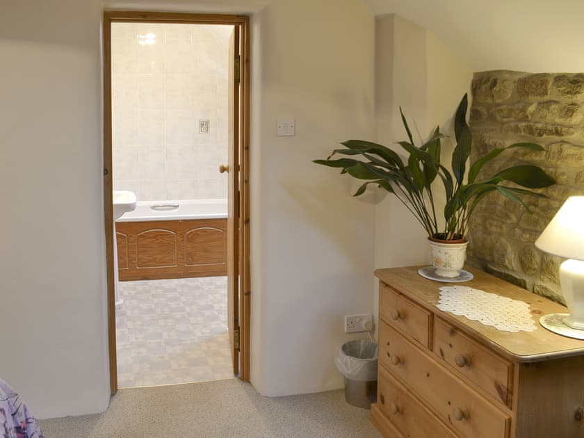 Double bedroom with en-suite bathroom | Ladycroft Barn, Thornhill, Hope Valley