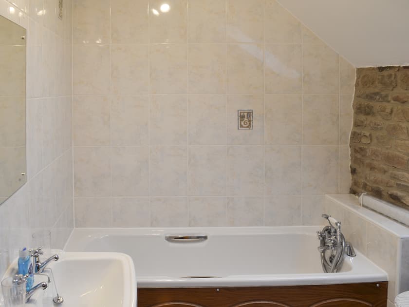 En-suite bathroom | Ladycroft Barn, Thornhill, Hope Valley