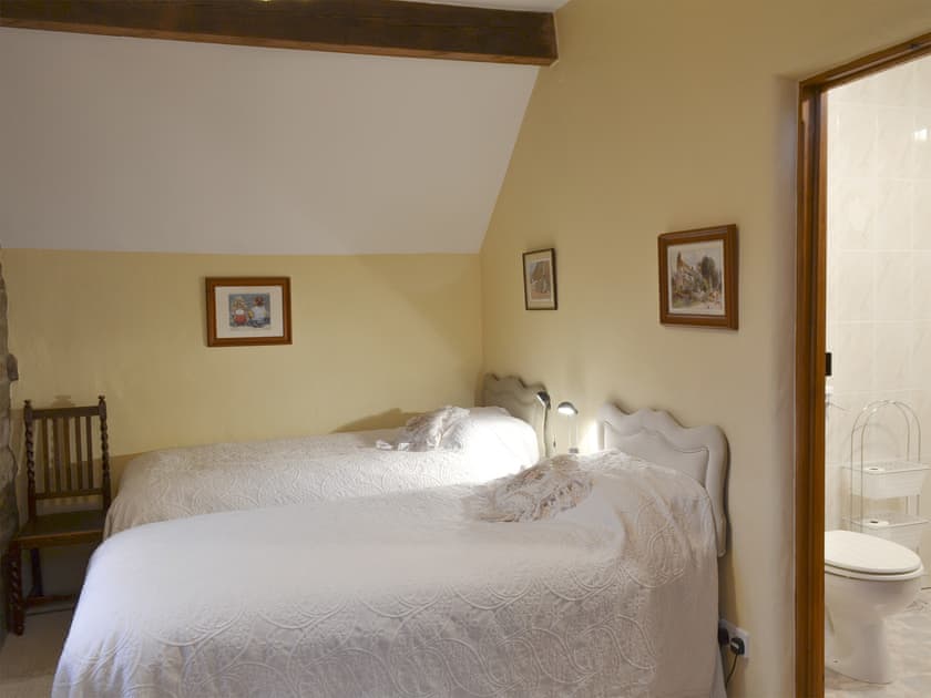 Twin bedroom with en-suite  | Ladycroft Barn, Thornhill, Hope Valley