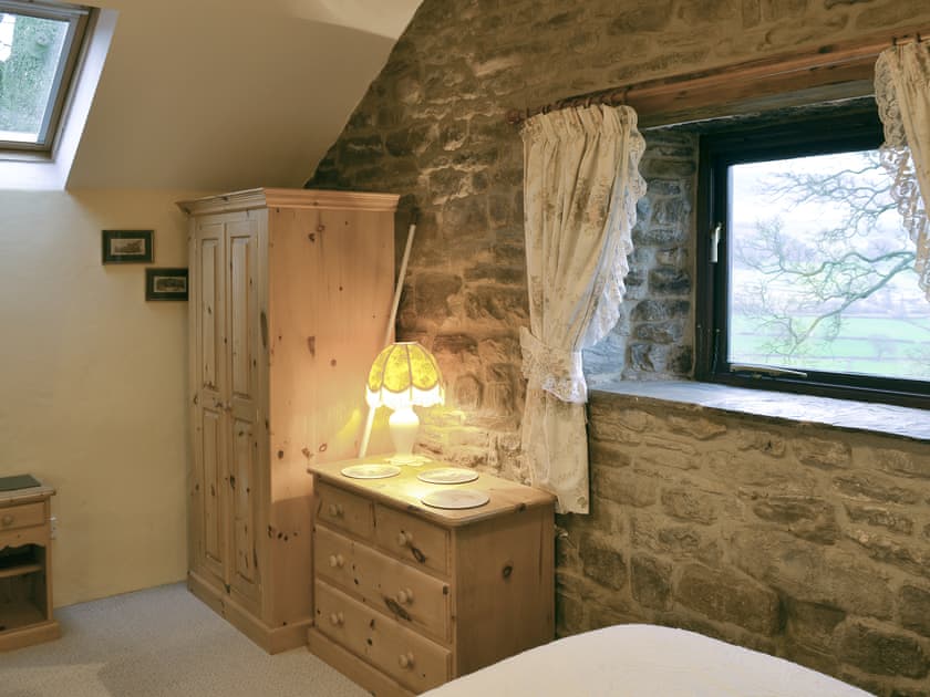 Ample storage within twin bedroom | Ladycroft Barn, Thornhill, Hope Valley