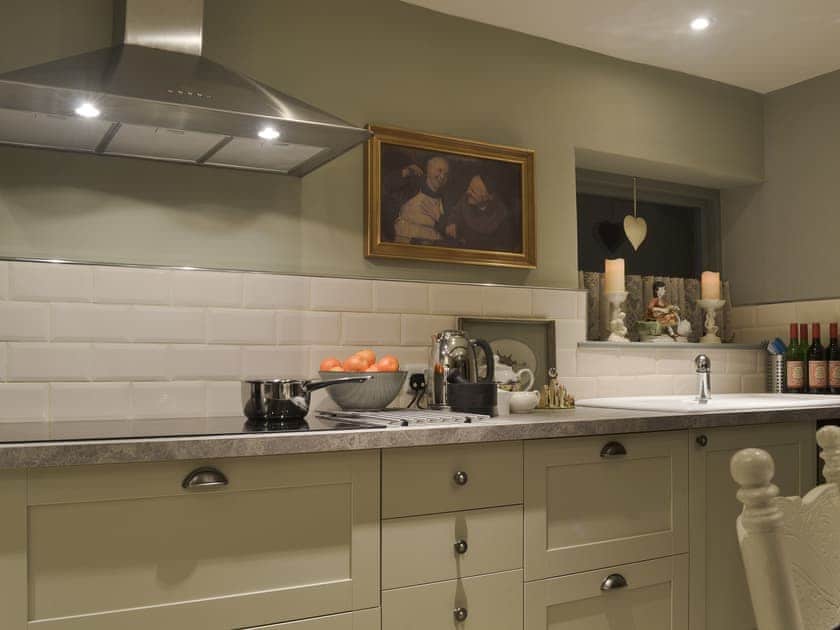 Well-equipped fitted kitchen | Pippinwell, Over Haddon, near Bakewell