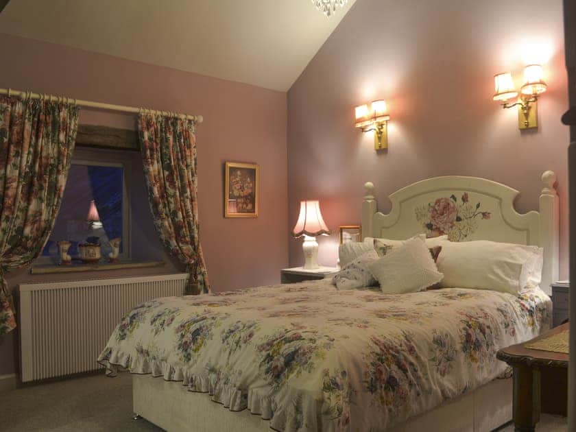 Comfortable double bedroom | Pippinwell, Over Haddon, near Bakewell