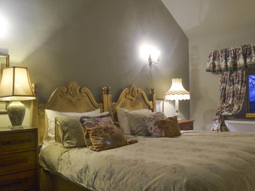 Peaceful double bedroom with zip-link beds | Pippinwell, Over Haddon, near Bakewell