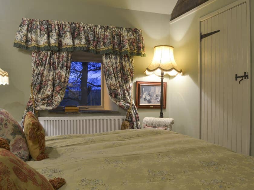 Double bedroom with zip-link beds | Pippinwell, Over Haddon, near Bakewell