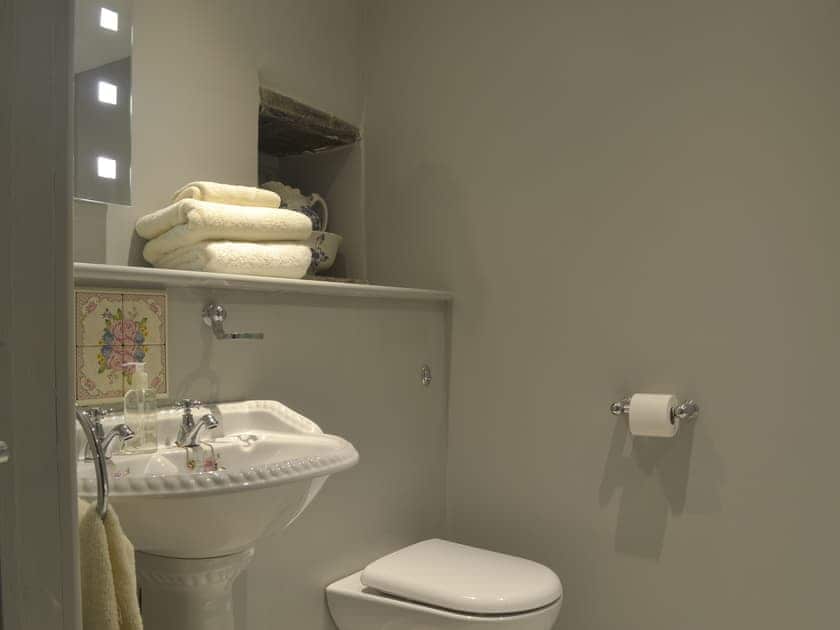 En-suite facilities | Pippinwell, Over Haddon, near Bakewell