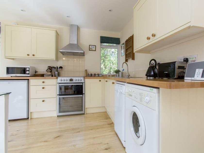 Well-equipped fitted kitchen | The Retreat, Aldringham, near Aldeburgh