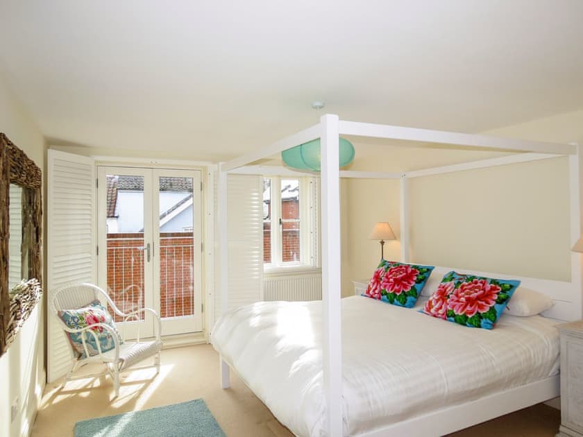 Grand four poster bedroom with Juliette balcony | Shell Cottage - Aldeburgh Coastal Cottages, Aldeburgh, near Saxmundham