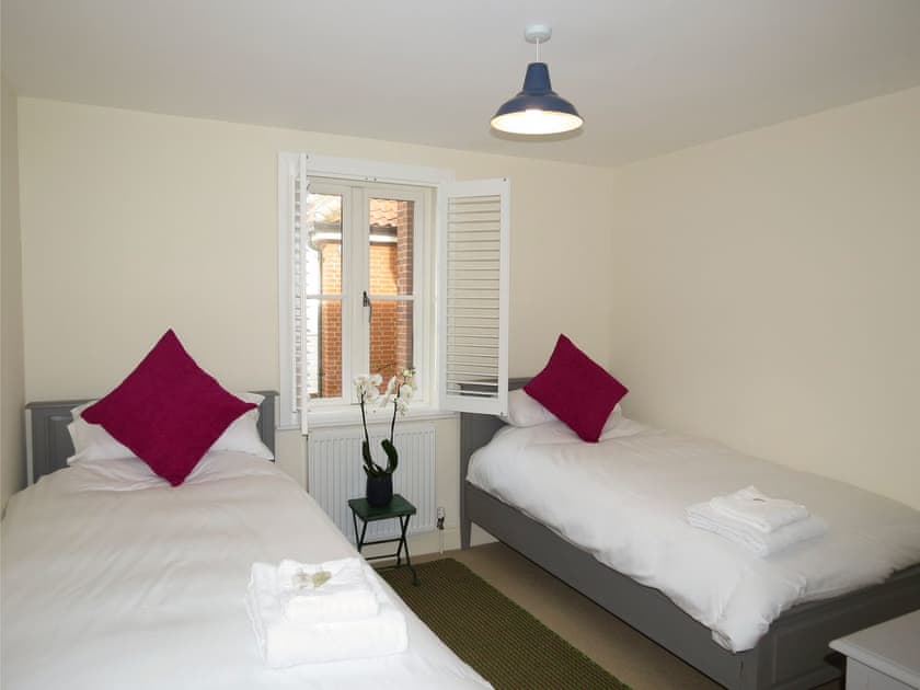 Relaxing twin bedroom | Shell Cottage - Aldeburgh Coastal Cottages, Aldeburgh, near Saxmundham