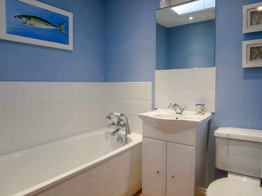 Family bathroom | Shell Cottage - Aldeburgh Coastal Cottages, Aldeburgh, near Saxmundham