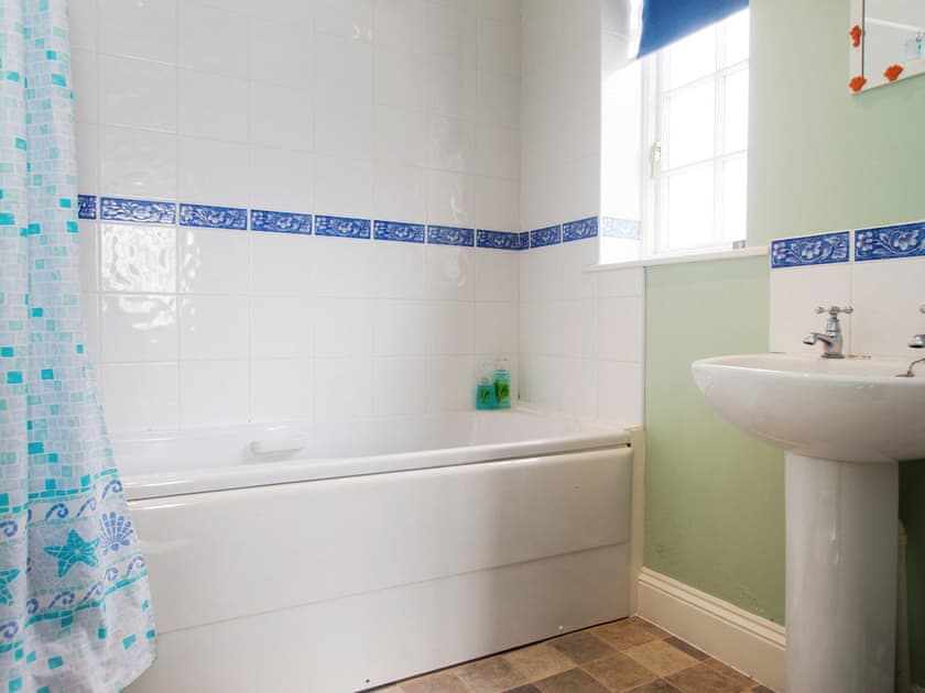 Bathroom with shower over bath | 1 Bell Lodge, Thorpeness, near Aldeburgh