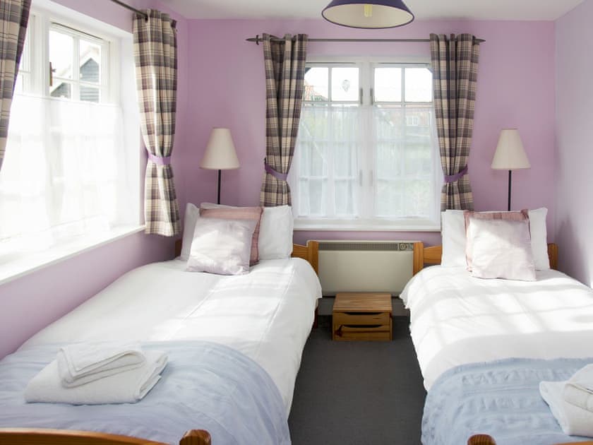 Relaxing twin bedroom | 1 Bell Lodge, Thorpeness, near Aldeburgh