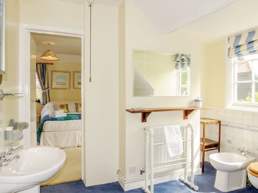 En-suite bathroom | Whinlands, Thorpeness, near Aldeburgh