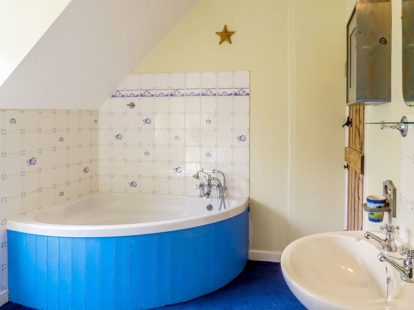 Ideal en-suite bathroom with corner bath | Whinlands, Thorpeness, near Aldeburgh