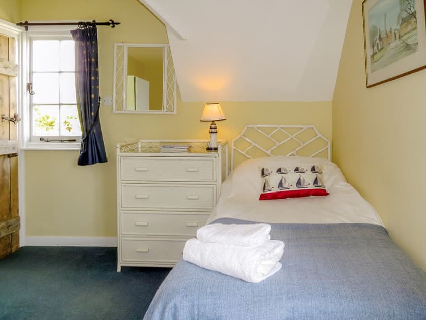Spacious twin bedroom | Whinlands, Thorpeness, near Aldeburgh