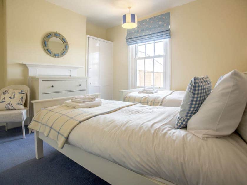 Restful twin bedroom | Market Cross Place, Aldeburgh