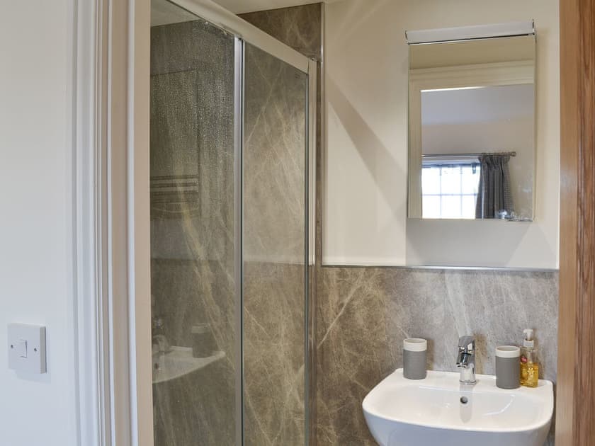 En-suite shower room | Pear Tree Cottage and The Granary, East Witton, near Leyburn