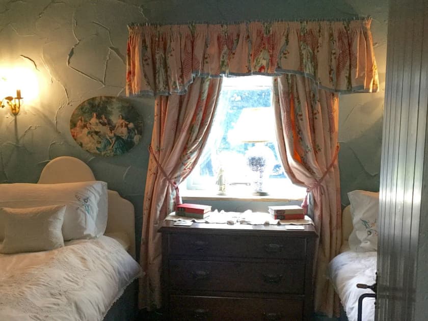 Good-sized twin bedroom | Bramble, Over Haddon, near Bakewell