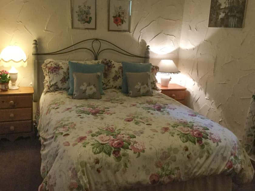 Comfortable double bedroom | Fruitpip, Over Haddon, near Bakewell