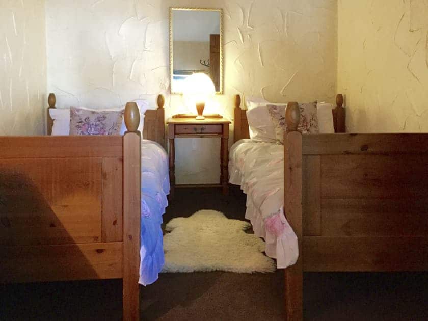 Relaxing twin bedroom | Fruitpip, Over Haddon, near Bakewell