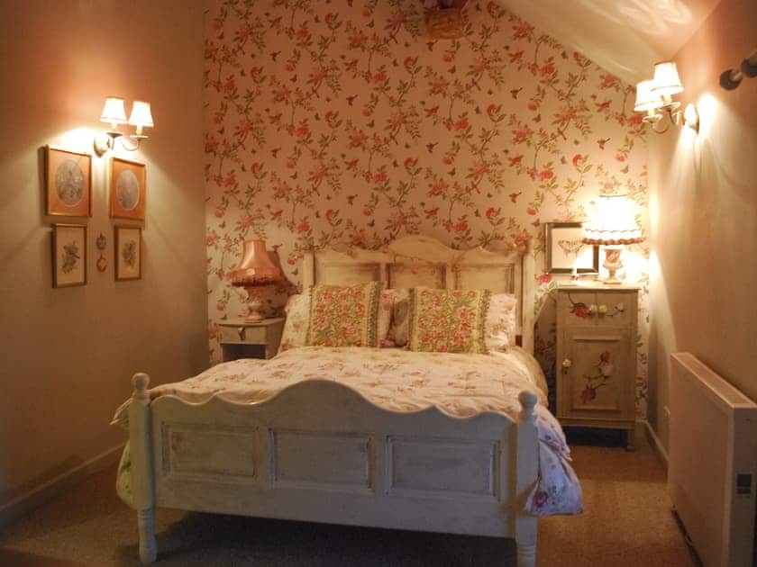 Restful double bedroom | Pippinwell, Over Haddon, near Bakewell