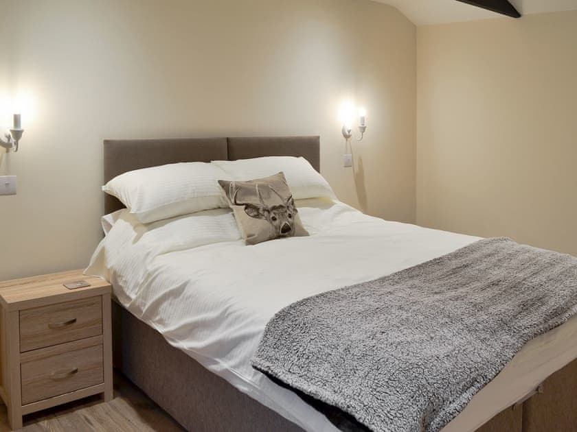 Double bedroom with zip and link kingsize bed which can be 2ft 6in twin beds on request | Dairy Cottage - Old Chalksole Cottages, Alkham, near Dover