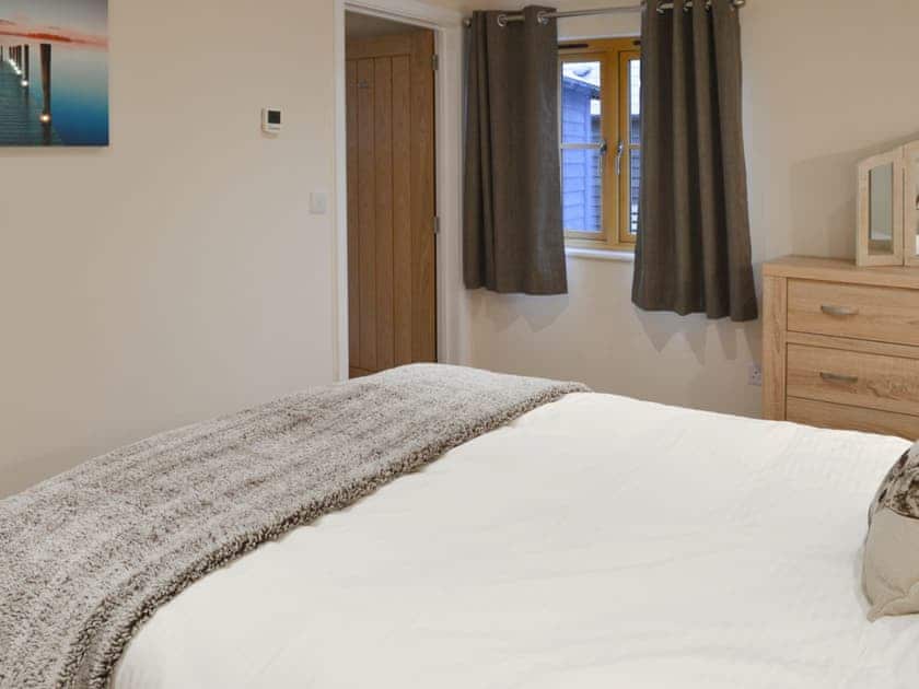 Double bedroom with zip and link kingsize bed which can be 2ft 6in twin beds on request | Dairy Cottage - Old Chalksole Cottages, Alkham, near Dover