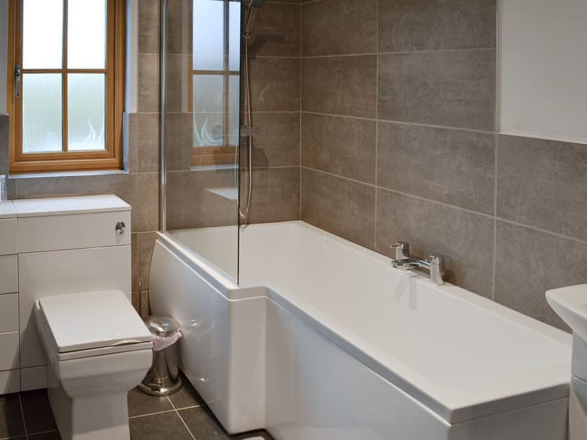 Well presented bathroom | Dairy Cottage - Old Chalksole Cottages, Alkham, near Dover