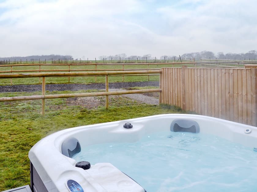 Brilliant hot tub | Dairy Cottage - Old Chalksole Cottages, Alkham, near Dover