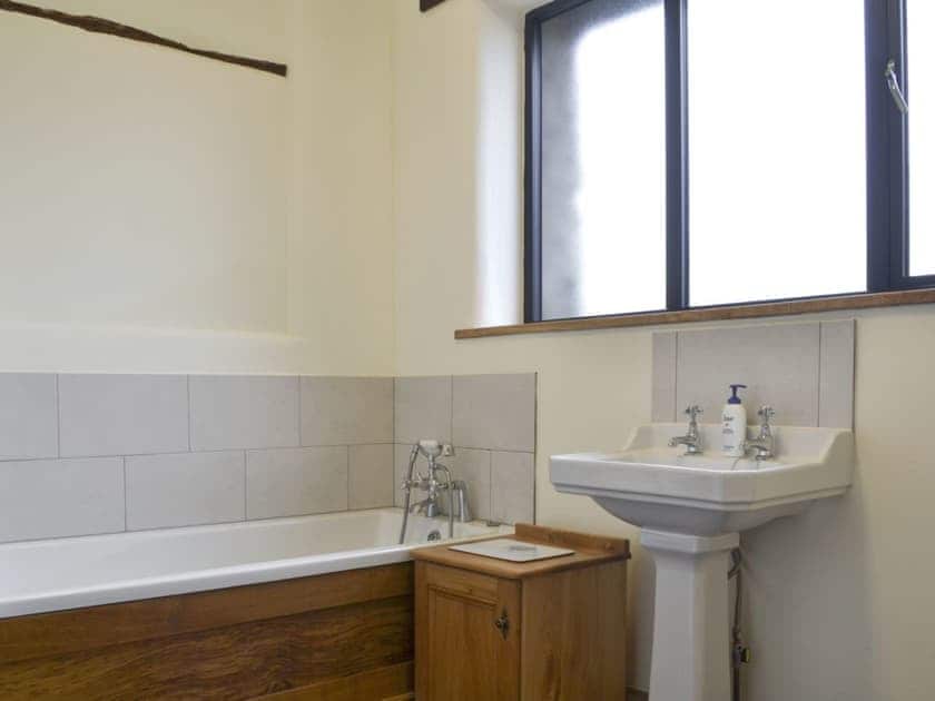 En-suite bathroom | The Granary - High Thorn Farm Cottages, Selside near Kendal