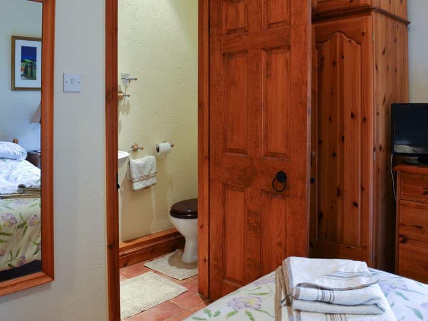 Double bedroom with en-suite | Ellis Close Farm - Swallows Nest - Ellis Close Farm Cottages, Harwood Dale, near Scarborough