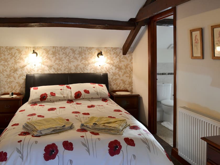 Beamed double bedroom with en-suite | Ellis Close Farm - Batty Barn - Ellis Close Farm Cottages, Harwood Dale, near Scarborough