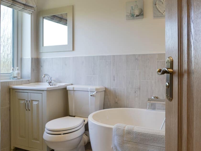 Family bathroom | Plas Lodge - Plas Park, Rhosneigr, near Holyhead