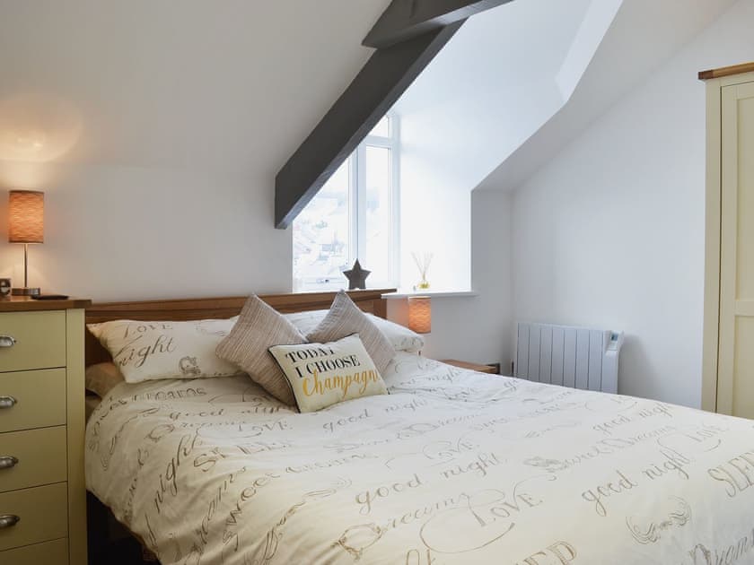 Cosy kingsize bedroom | Seascape, New Quay