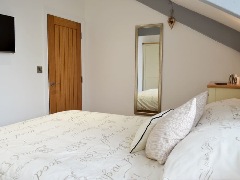 Comfortable kingsize bedroom | Seascape, New Quay