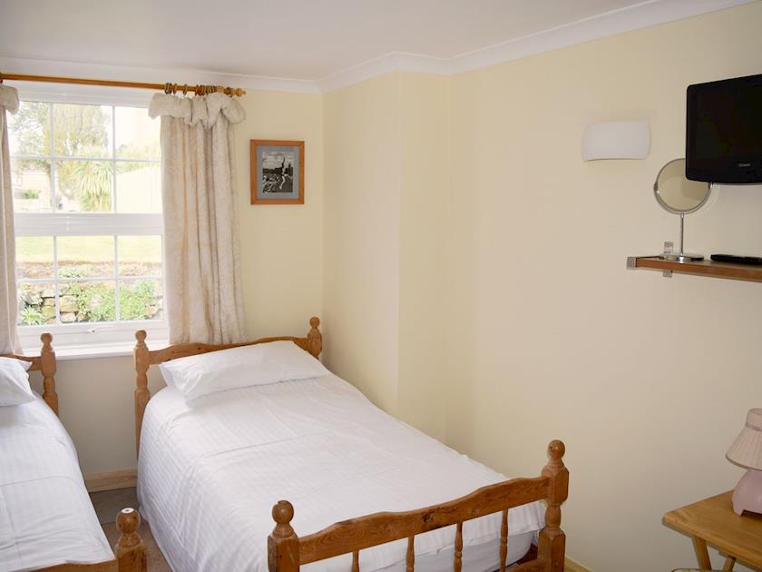 Comfy twin bedroom | Cross Garden Cottage, Salcombe