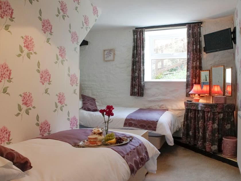 Useful twin bedroom with wall mounted TV | Dairy Cottage, Barnstaple