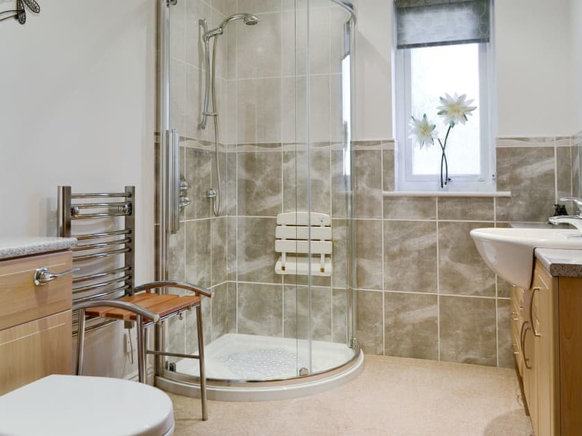 Well peresented shower room | Cobble Garth, Keswick