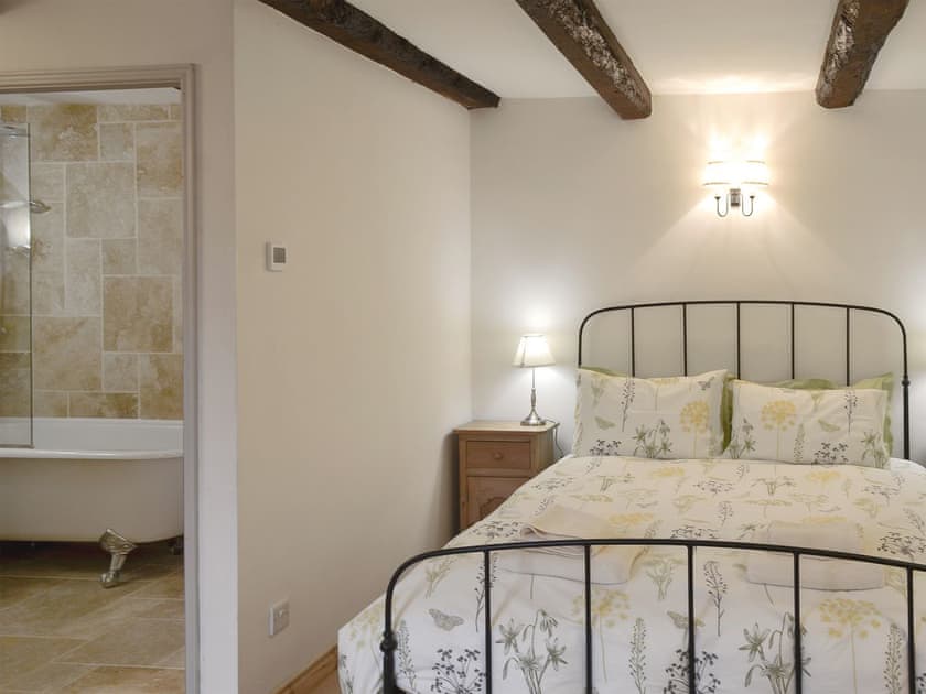 Charming double bedroom with en-suite | No 6 Swallowholm Cottages, Arkengarthdale