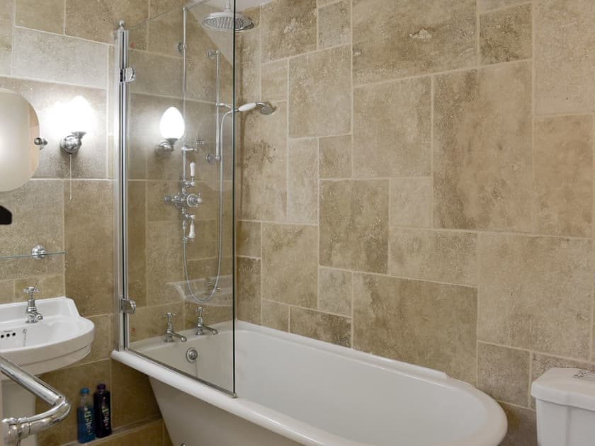 Wonderful en-suite bathroom | No 6 Swallowholm Cottages, Arkengarthdale