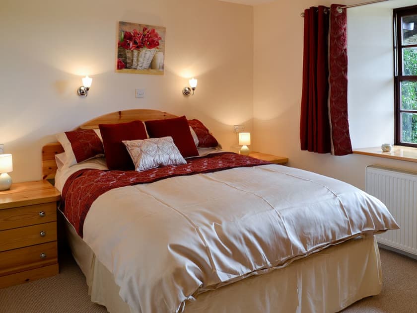 Kingsize bedroom with en-suite | Bridge House - Lower North Radworthy Cottages, Heasley Mill, near South Molton