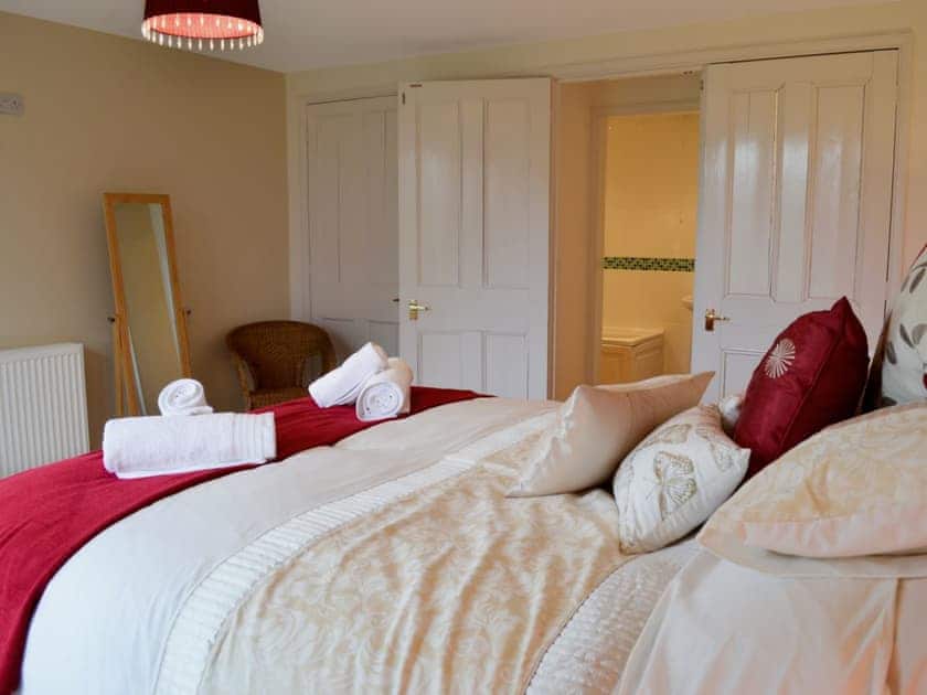 Kingsize bedroom with en-suite shower | The Farm House - Lower North Radworthy Cottages, Heasley Mill, near South Molton