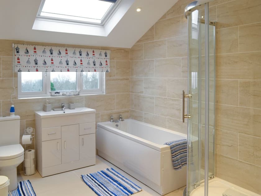 Fabulous bathroom with separate walk-in shower cubicle | Montrose, New Quay