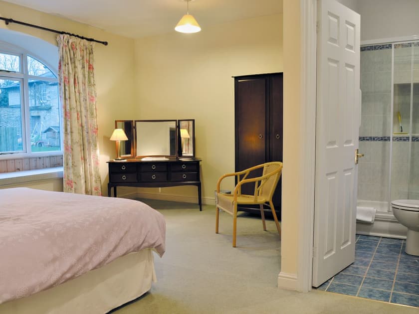 Comfortable double bedroom with en-suite shower room | The Arches - Home Farm Holiday Cottages, Slingsby, near Malton