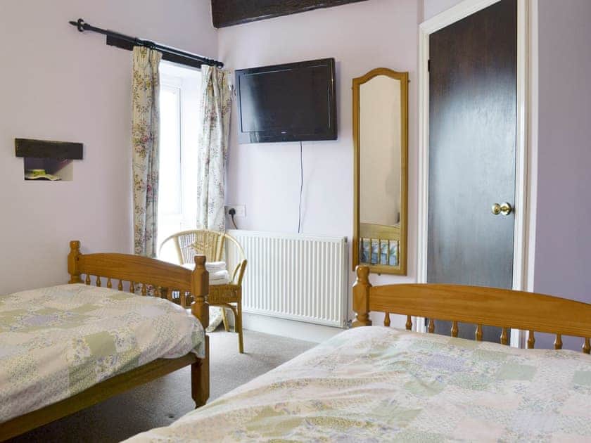 Good-sized twin bedroom | Wheelwrights - Friars Cottages, Kentisbury Ford, near Barnstaple