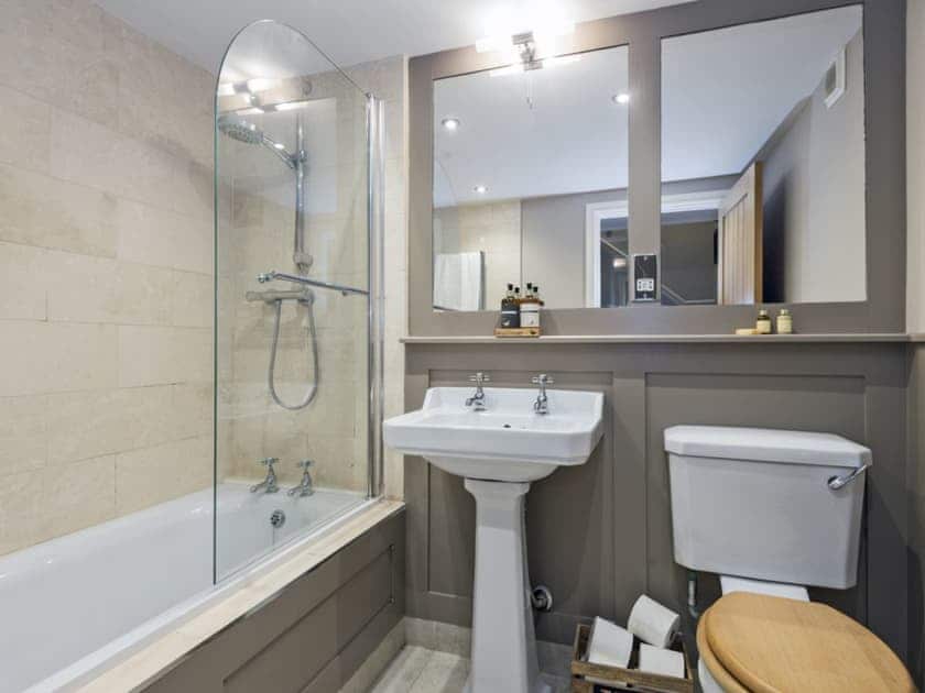 Well presented bathroom | Pear Tree Cottage, Louth