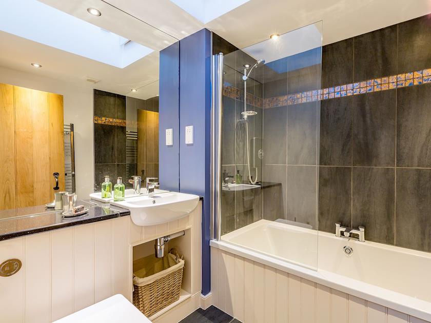 Well presented bathroom | The Hayloft, Balerno, near Edinburgh