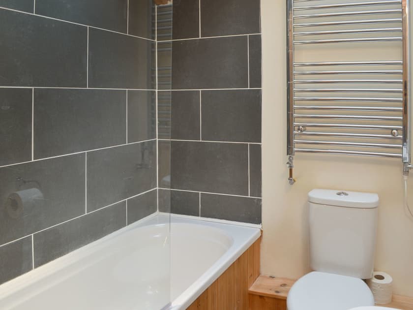 Ideal en-suite bathroom | Beckaveans Granary - Beckaveans, Jacobstow, near Bude